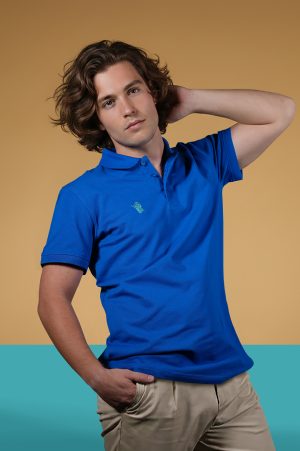 Polo. Símbolo desmelenado. Color Royal Blue. 50% Algodón y 50% Poliéster.